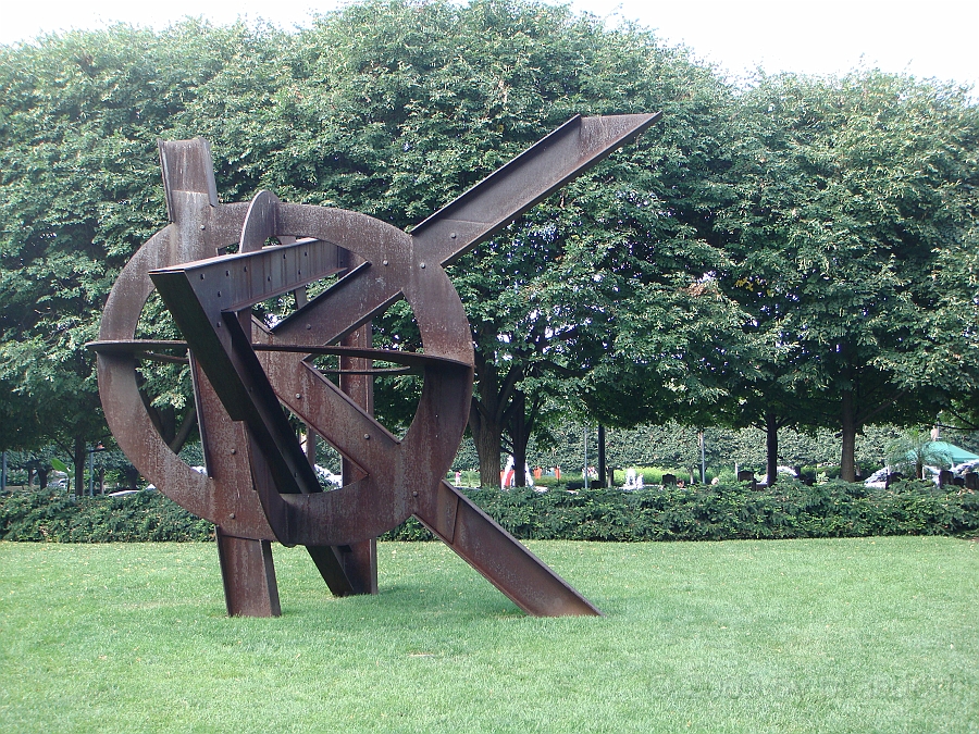 Washington DC [2009 July 03] 023.JPG - Scenes from The National Gallery of Art Sculpture Garden